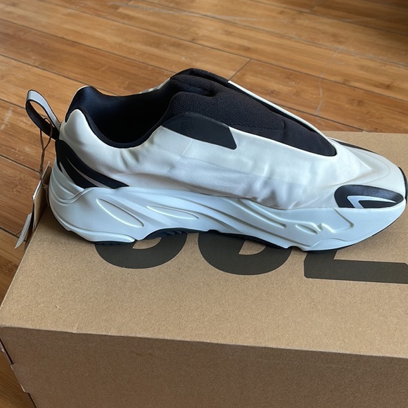 AUTHENTIC YEEZY MNVN 700, MENS 7.5. WMNS 8/8.5 NWT - Picture 7 of 15